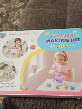 ❤️ NIB Flower Making Kit DIY - Pink & Purple. NEW